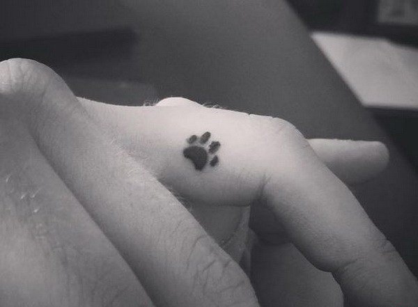 女孩手指关节清新的小纹身图案