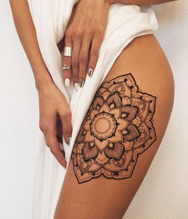 女孩性感大腿上漂亮的装饰风格曼陀罗花纹身图案