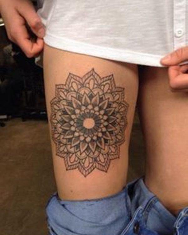 女孩性感大腿上漂亮的装饰风格曼陀罗花纹身图案