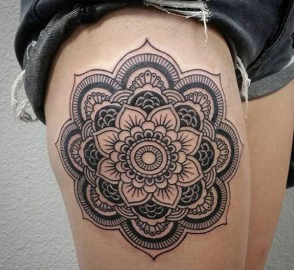 女孩性感大腿上漂亮的装饰风格曼陀罗花纹身图案