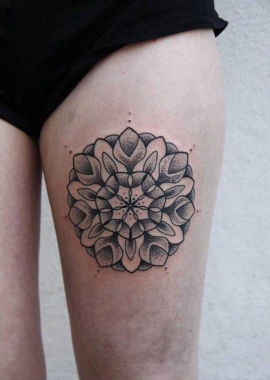 女孩性感大腿上漂亮的装饰风格曼陀罗花纹身图案