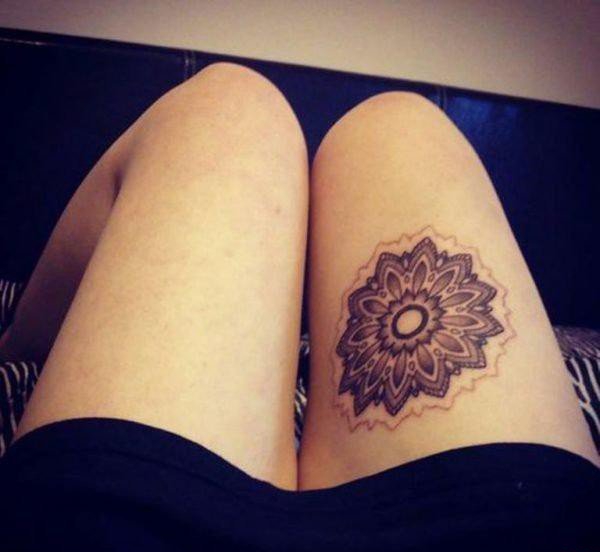 女孩性感大腿上漂亮的装饰风格曼陀罗花纹身图案