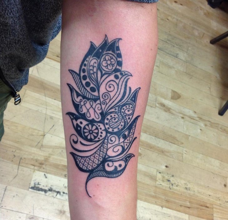 手臂帅气的黑色部落图腾纹身图案