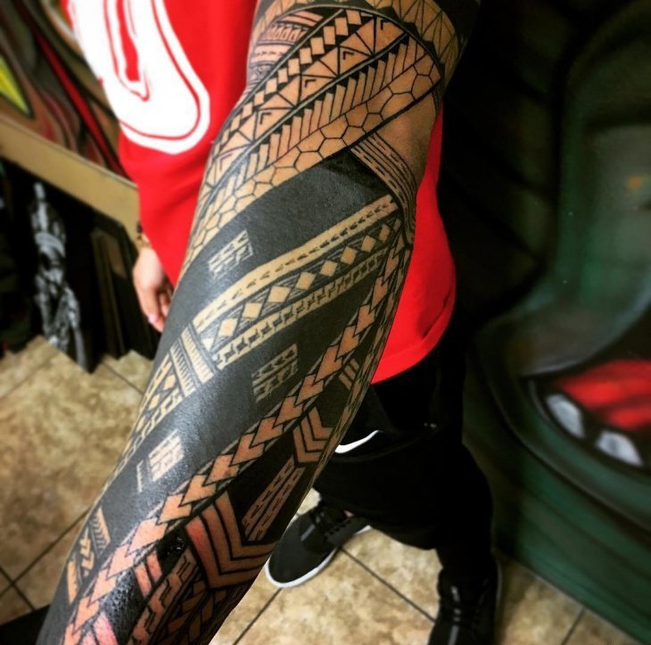 手臂帅气的黑色部落图腾纹身图案