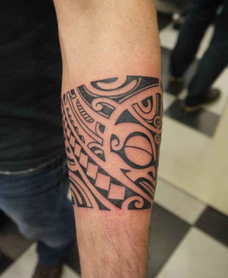 手臂帅气的黑色部落图腾纹身图案