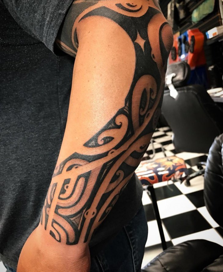 手臂帅气的黑色部落图腾纹身图案