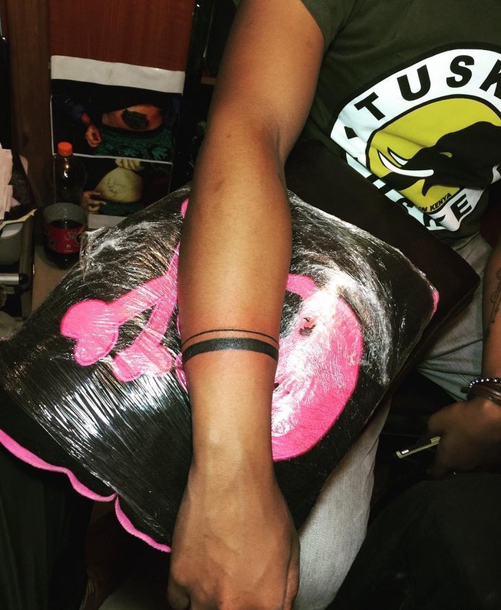 手臂帅气的黑色部落图腾纹身图案