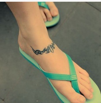 女性脚部图腾刺青