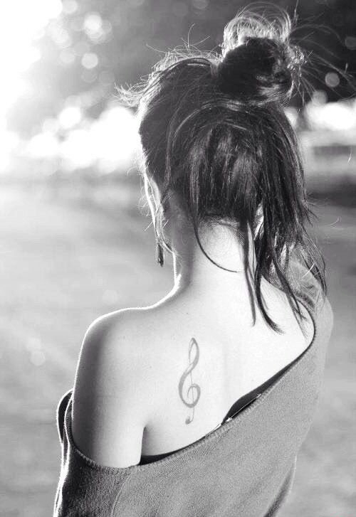 女孩身上美妙的音符纹身图案