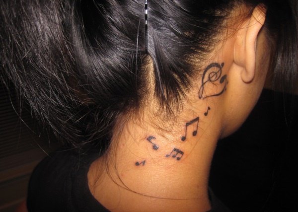 女孩身上美妙的音符纹身图案