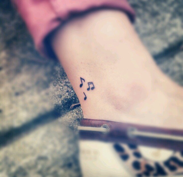 女孩身上美妙的音符纹身图案