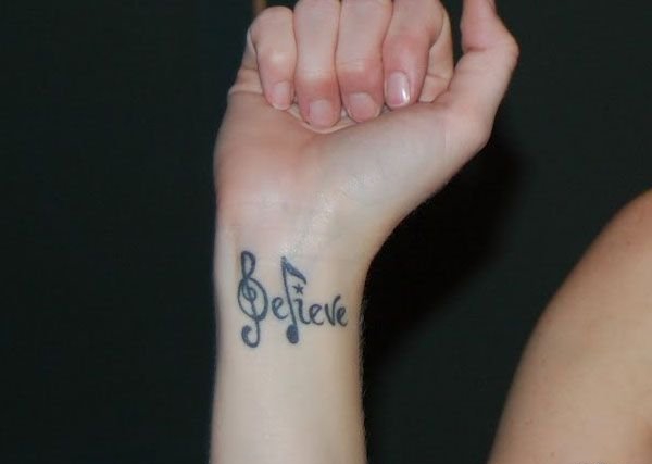 女孩身上美妙的音符纹身图案