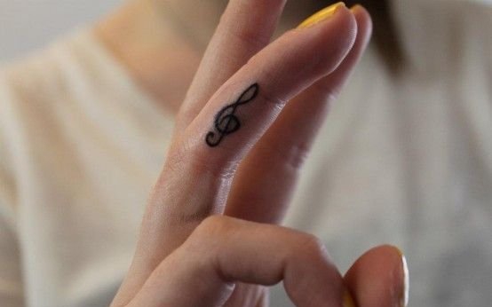 女孩身上美妙的音符纹身图案