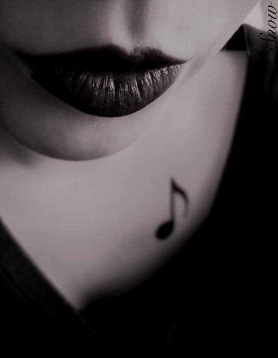 女孩身上美妙的音符纹身图案