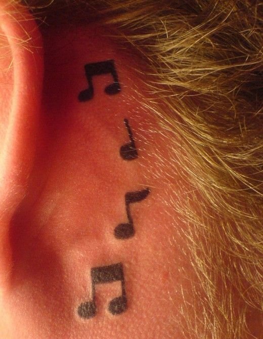 女孩身上美妙的音符纹身图案
