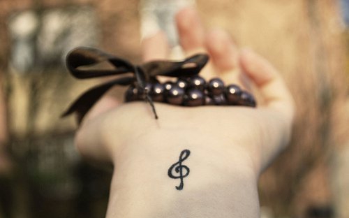 女孩身上美妙的音符纹身图案