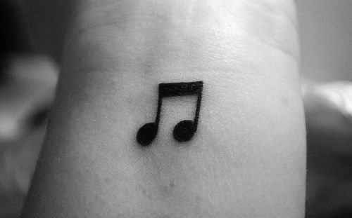 女孩身上美妙的音符纹身图案