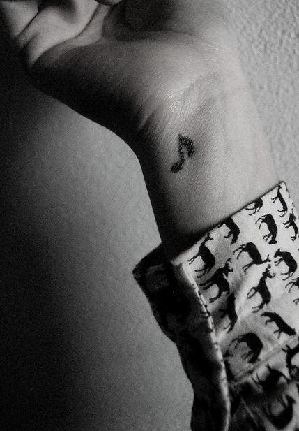 女孩身上美妙的音符纹身图案