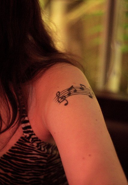女孩身上美妙的音符纹身图案