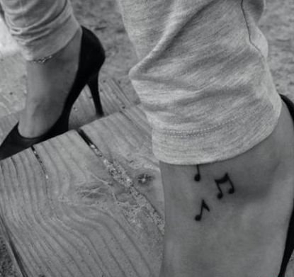 女孩身上美妙的音符纹身图案