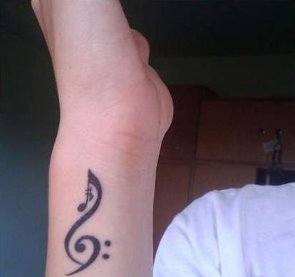 女孩身上美妙的音符纹身图案