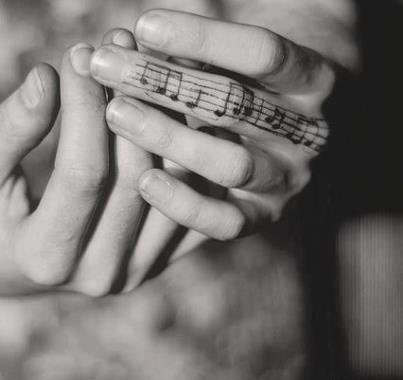 女孩身上美妙的音符纹身图案