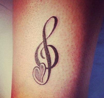 女孩身上美妙的音符纹身图案