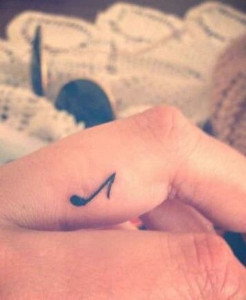 女孩身上美妙的音符纹身图案