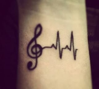 女孩身上美妙的音符纹身图案