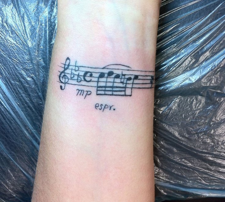 女孩身上美妙的音符纹身图案