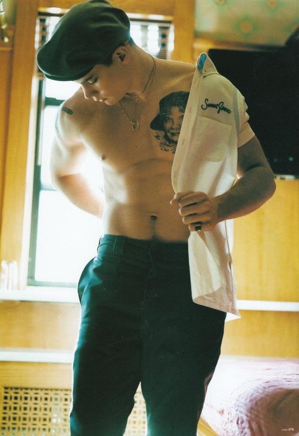 肌肉男右胸肖像图片