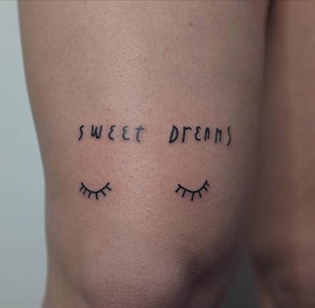 精致而简单的黑色线条风格纹身图案来自维克多