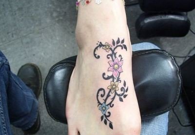 女性脚背上漂亮的纹身图案