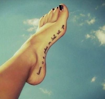 女性脚背上漂亮的纹身图案