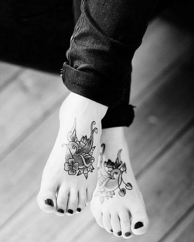 女性脚背上漂亮的纹身图案