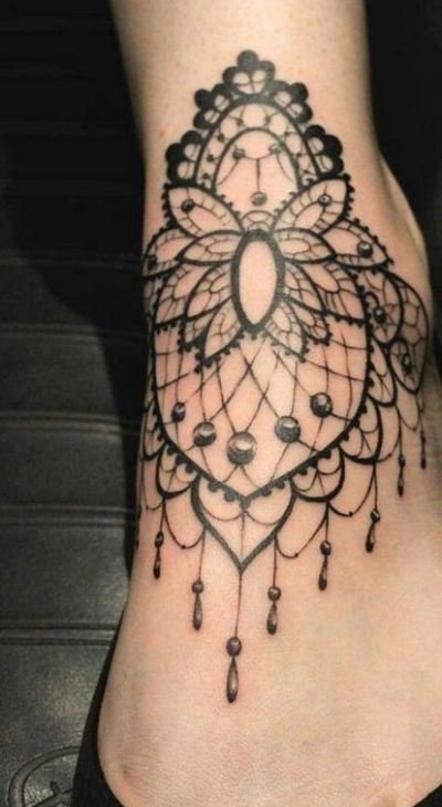 女性脚背上漂亮的纹身图案