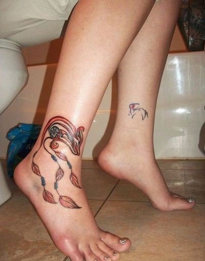 女性脚背上漂亮的纹身图案