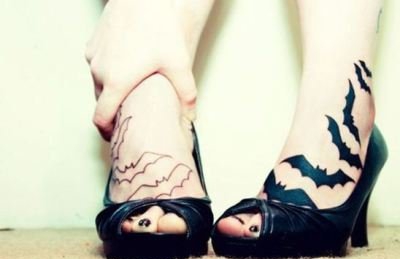 女性脚背上漂亮的纹身图案