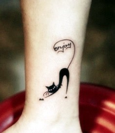 女孩脚部俏皮卡通猫咪纹身图