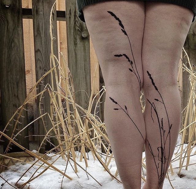 黑色的植物树叶和花纹身图案来自于纹身师泰德