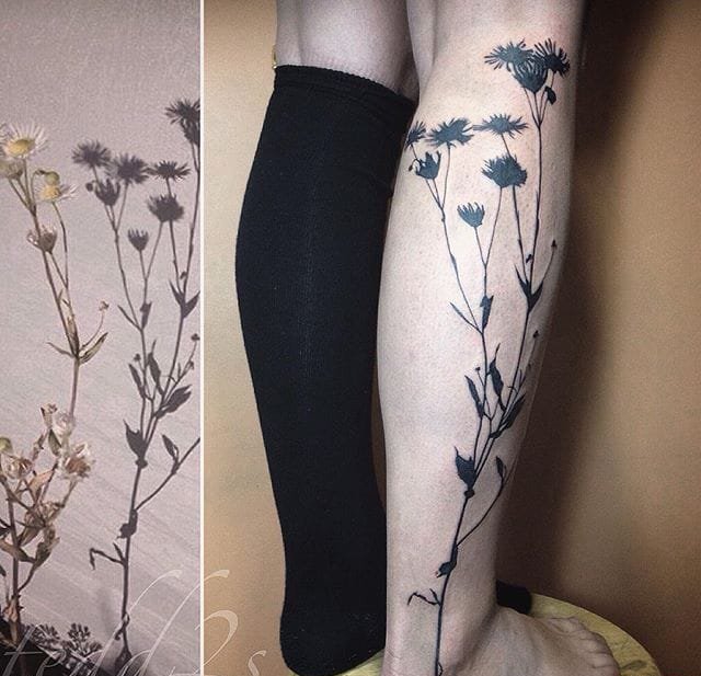 黑色的植物树叶和花纹身图案来自于纹身师泰德