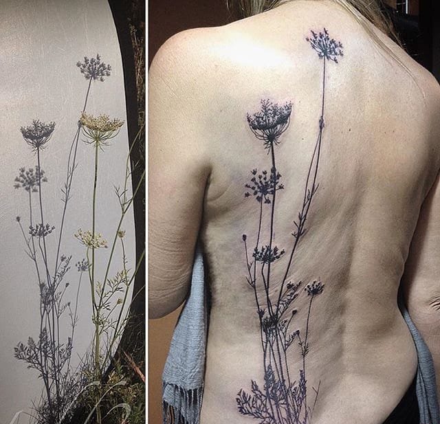 黑色的植物树叶和花纹身图案来自于纹身师泰德