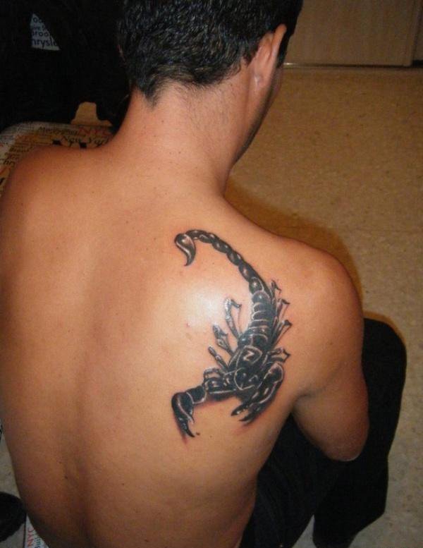 男性背部威猛帅气的蝎子纹身图案