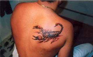 男性背部威猛帅气的蝎子纹身图案