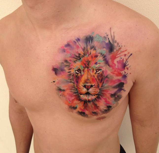 胸前漂亮的水彩风格纹身图案