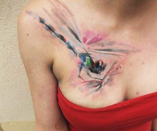 胸前漂亮的水彩风格纹身图案