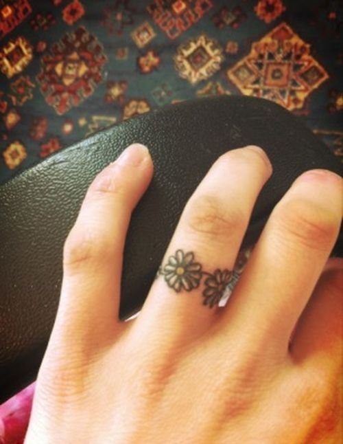 30多款女性身上漂亮的雏菊花纹身图案