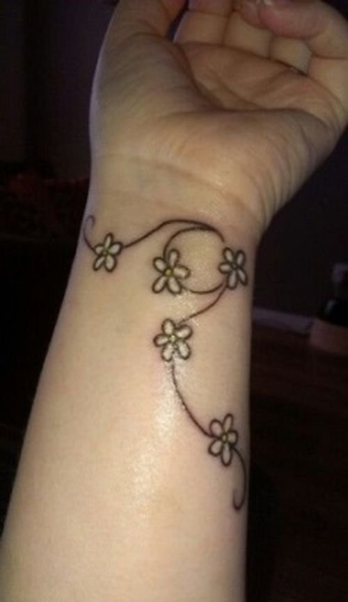 30多款女性身上漂亮的雏菊花纹身图案