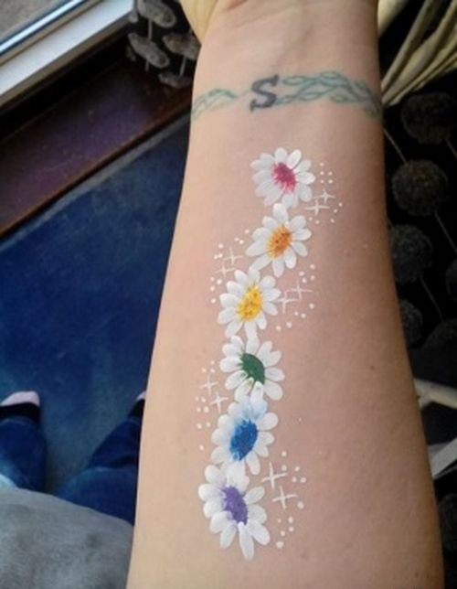 30多款女性身上漂亮的雏菊花纹身图案