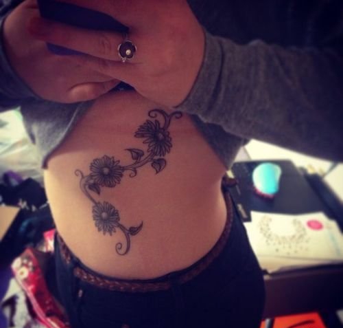 30多款女性身上漂亮的雏菊花纹身图案